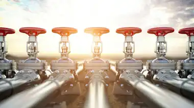 Gasleitungen und Ventile im Sonnenlicht
