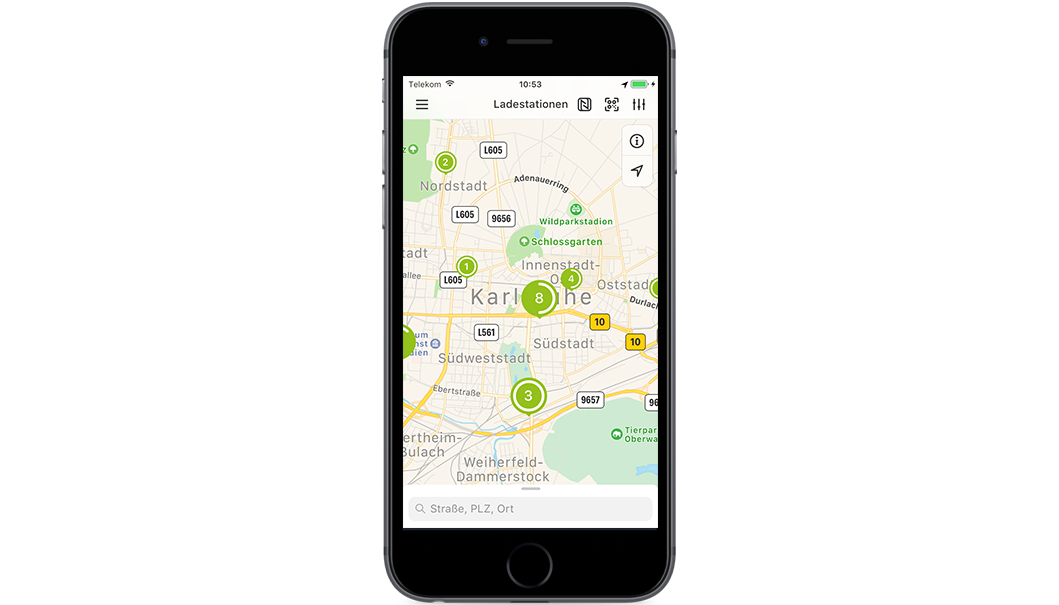 Handy mit Screen der EnBW mobility+ App: Funktion Ladestationen finden