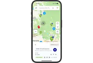 Handy mit Screen der EnBW mobility+ App: Funktion Ladestationen finden