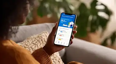 Frau mit Handyscreen auf dem EnBW Mavi zu sehen ist