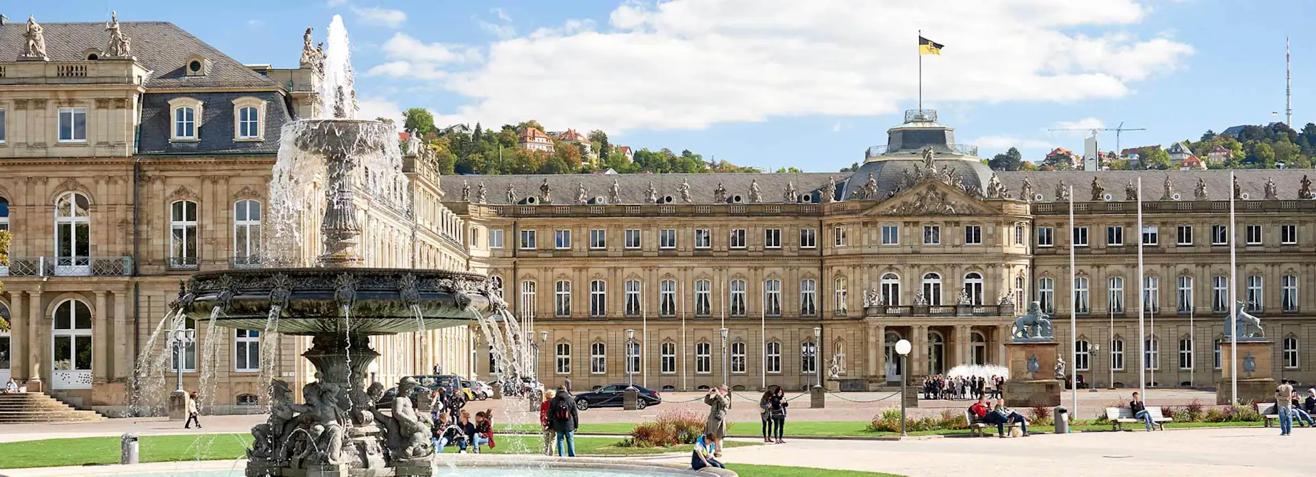 Residenzschloss Stuttgart Brunnen im Vordergrund am Tag Touristen