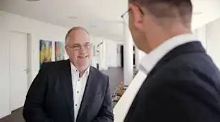 Zwei Männer der Stadt Philippsburg im Gespräch.