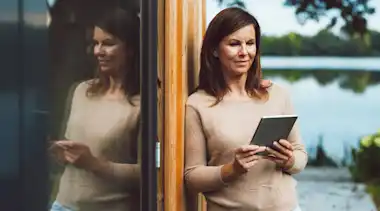Frau mit Tablet am See