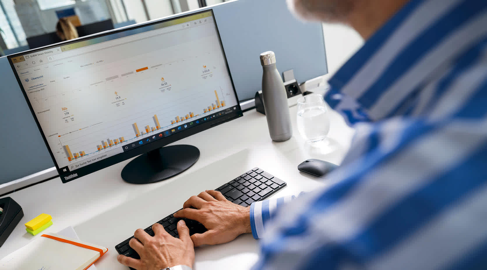EnBW Mann Computer Monitor Diagramme Smart Mobility