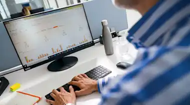 EnBW Mann Computer Monitor Diagramme Smart Mobility