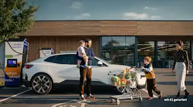 KI-generiertes Bild: Familie mit Einkaufswagen am Parkplatz.