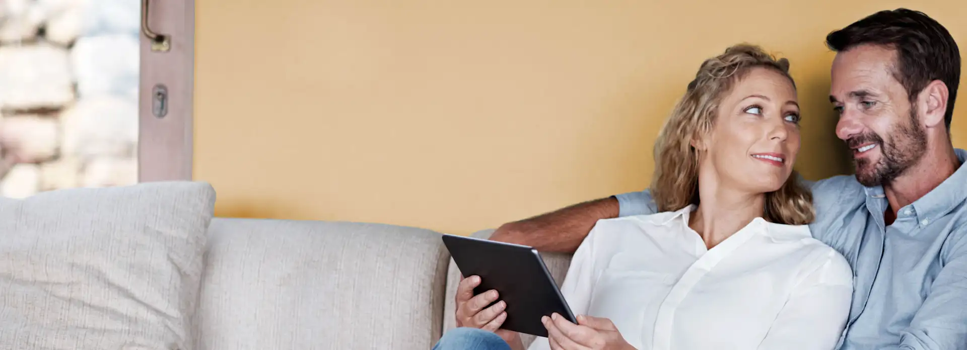 Stromverbrauch berechnen, Mann und Frau am Tablet