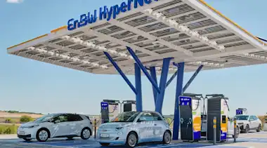 EnBW Hypernetz Ladepark weiße Elektroautos am Laden blauer Himmel