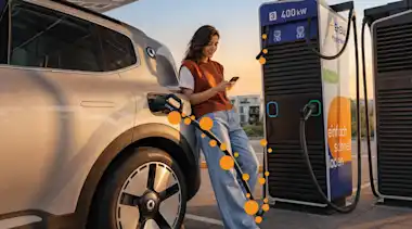 KI-generiert: Frau lädt an EnBW Ladesäule