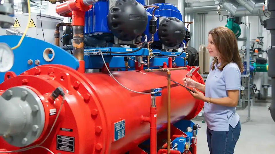 EnBW Contracting-Mitarbeiterin prüft eine Anlage