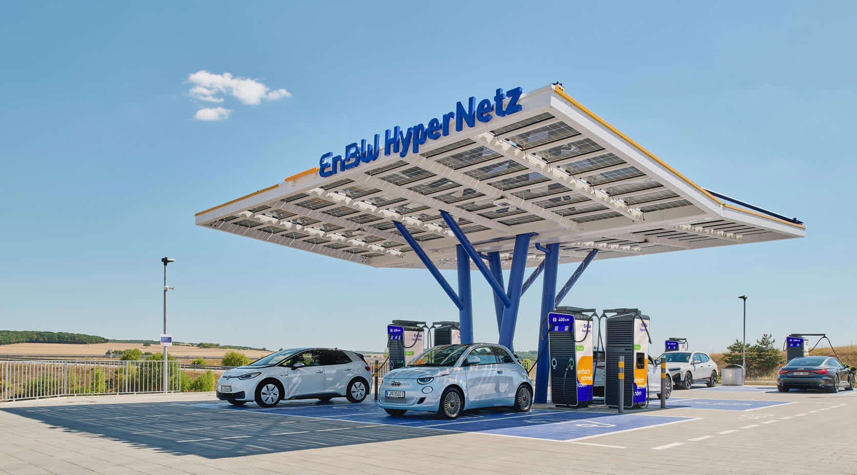 EnBW Ladepark mit blauem Himmel.