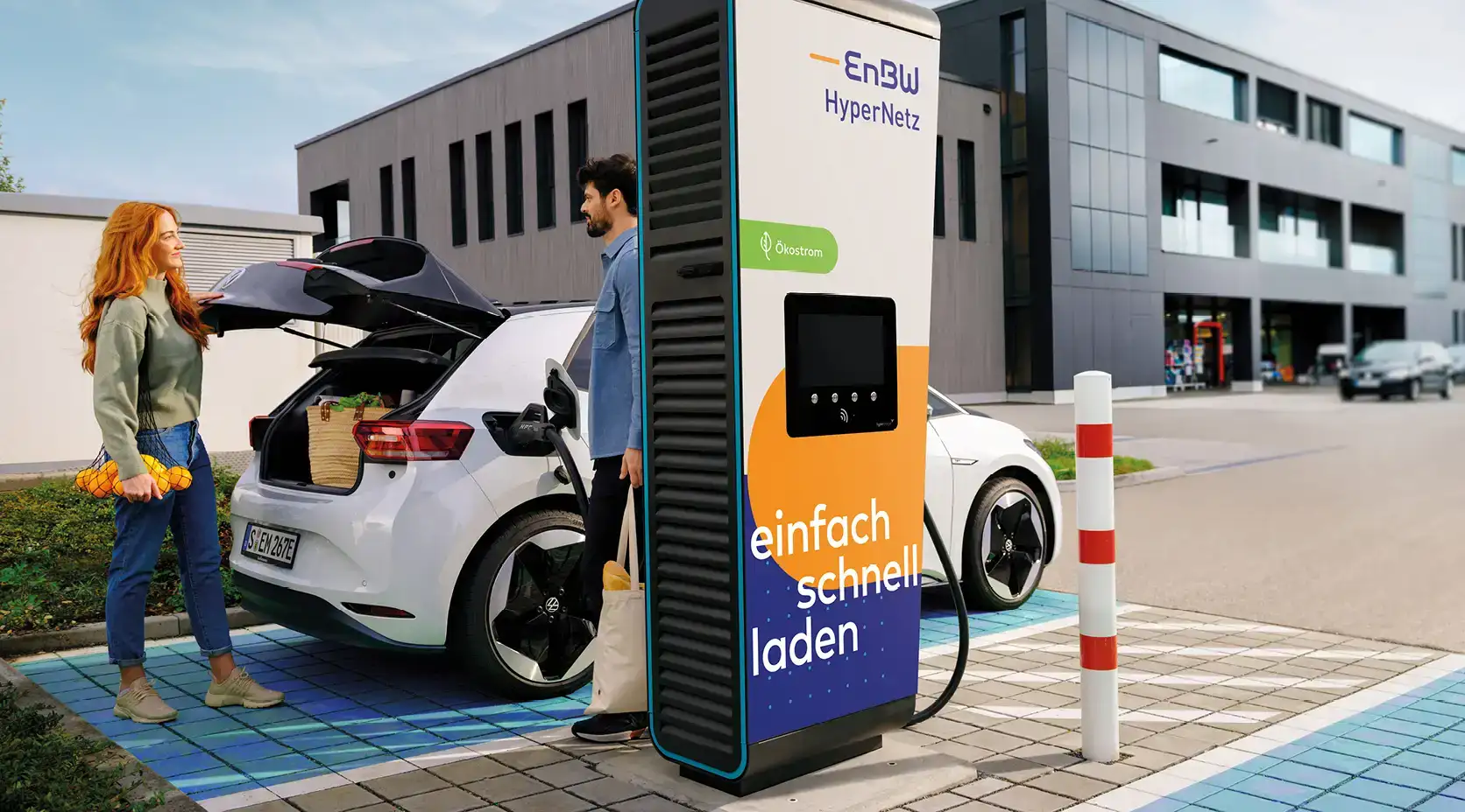 Paar an EnBW Ladesäule