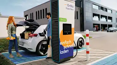 Paar an EnBW Ladesäule