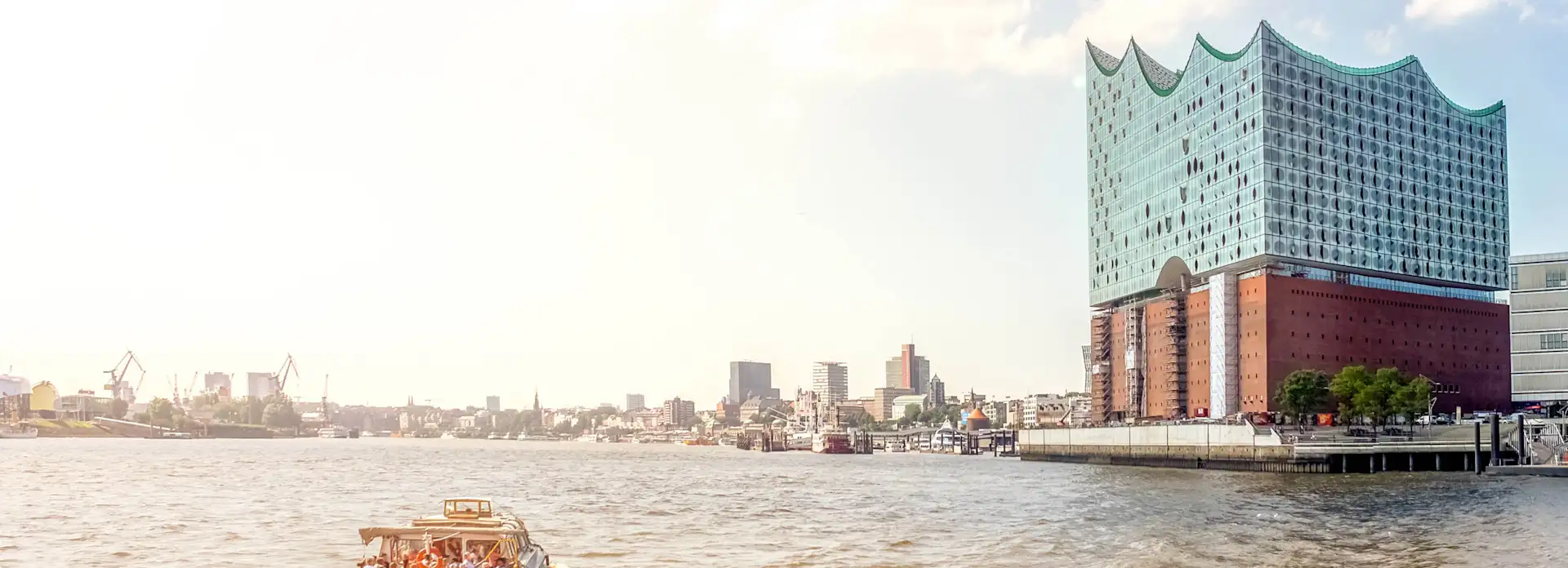 Ansicht Hamburg Hafen und Elbphilharmonie