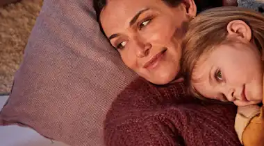 Mutter und Tochter genießen Wärme Kissen
