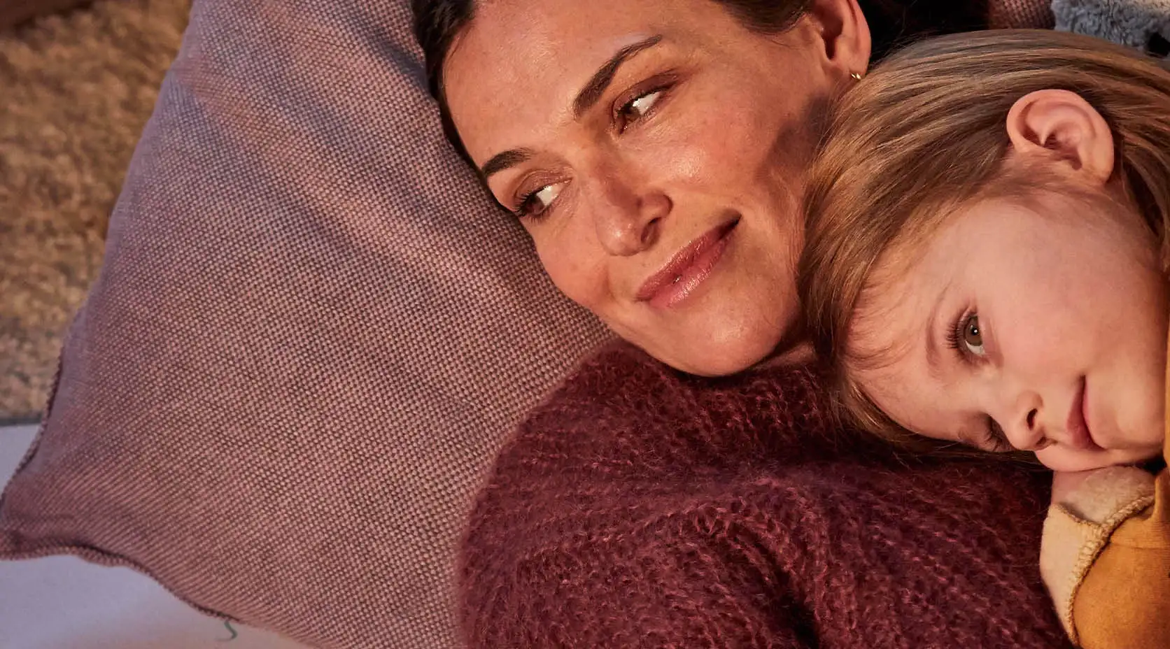 Mutter und Tochter genießen Wärme Kissen