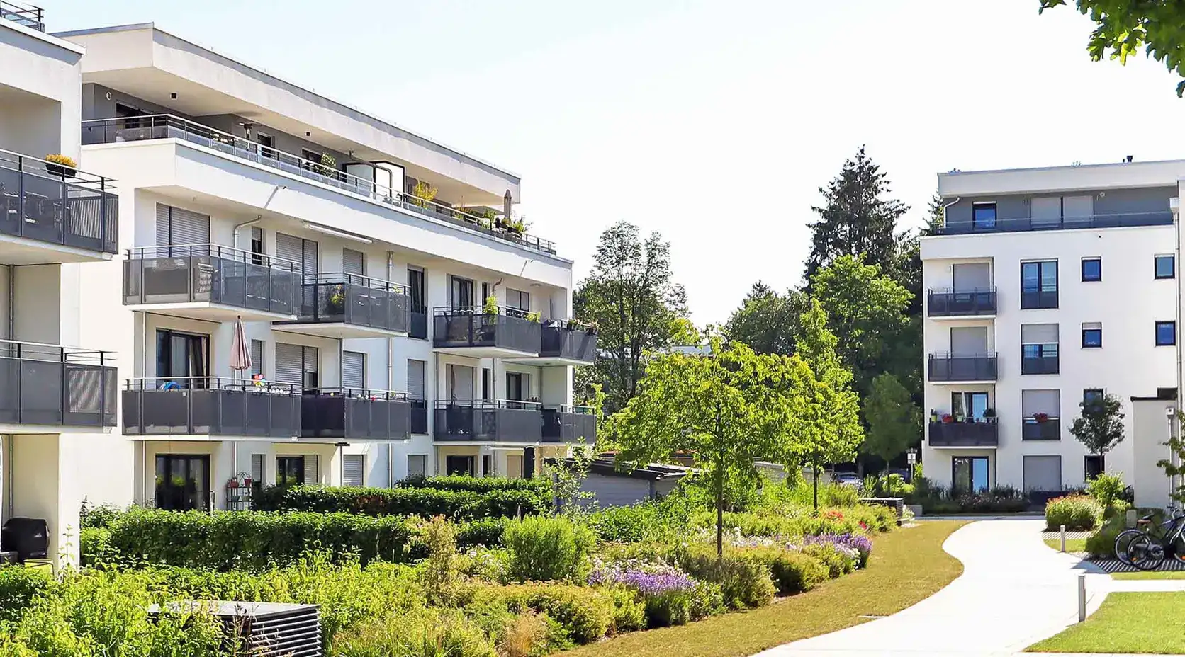 Wohngegend Immobilienkomplex an sonnigem Tag