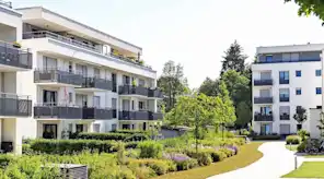Wohngegend Immobilienkomplex an sonnigem Tag
