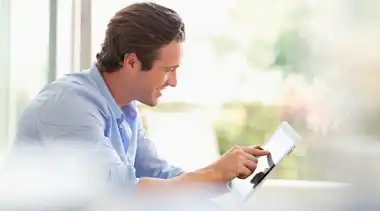 Mann sucht auf Laptop den passenden Tarif