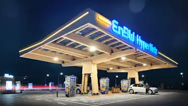 EnbW Schnellladepark in Chemnitz bei Nacht