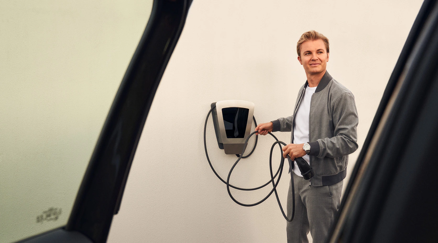 Nico Rosberg lädt E-Auto an Wallbox