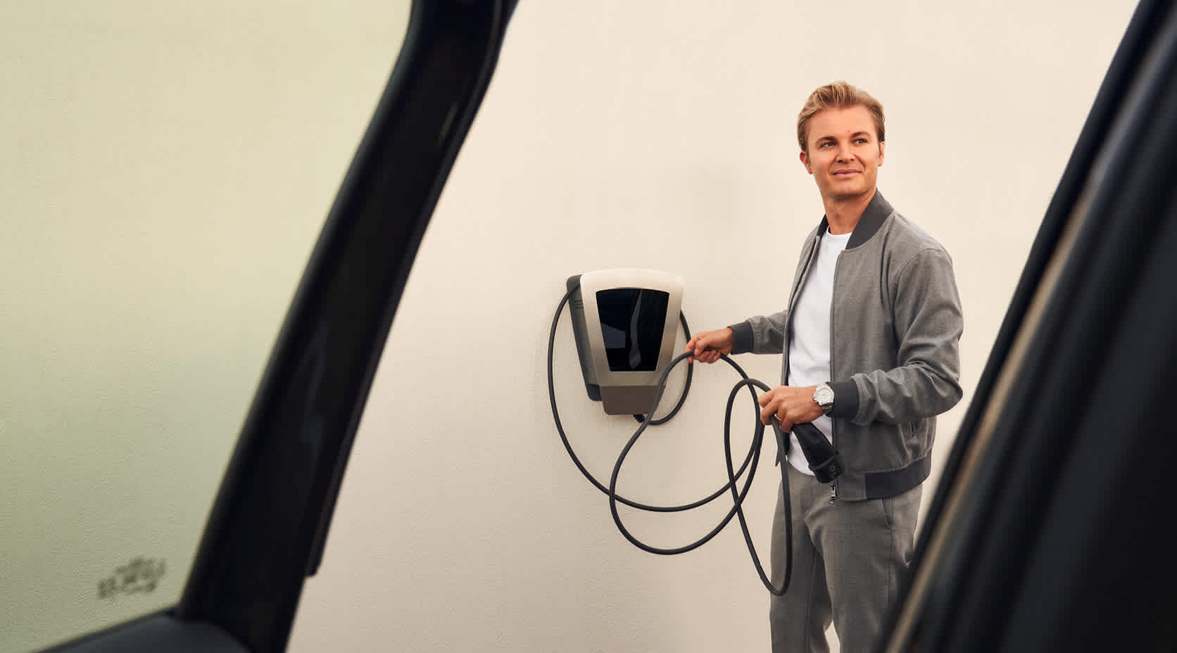 Nico Rosberg lädt E-Auto an Wallbox