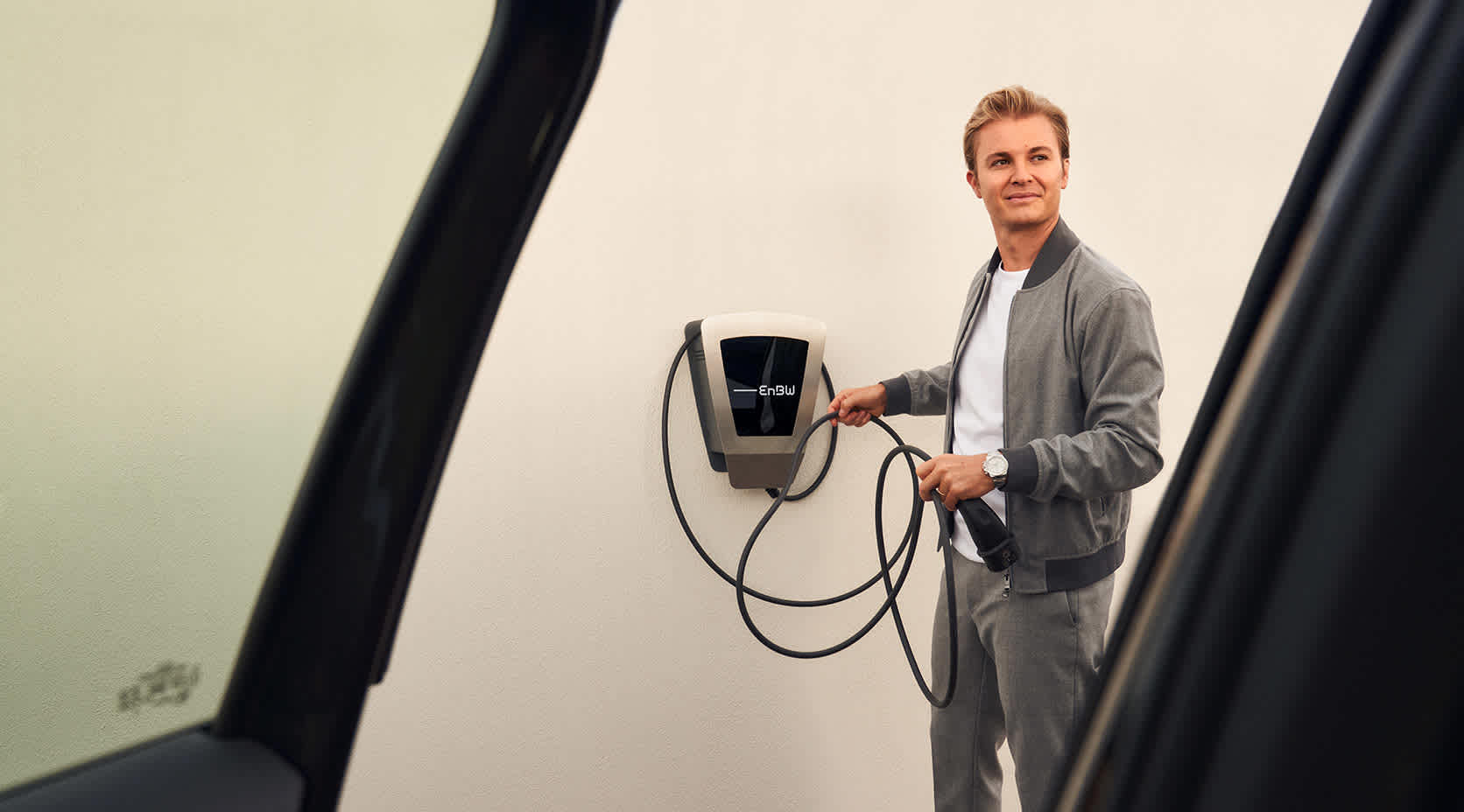 Nico Rosberg lädt E-Auto an Wallbox