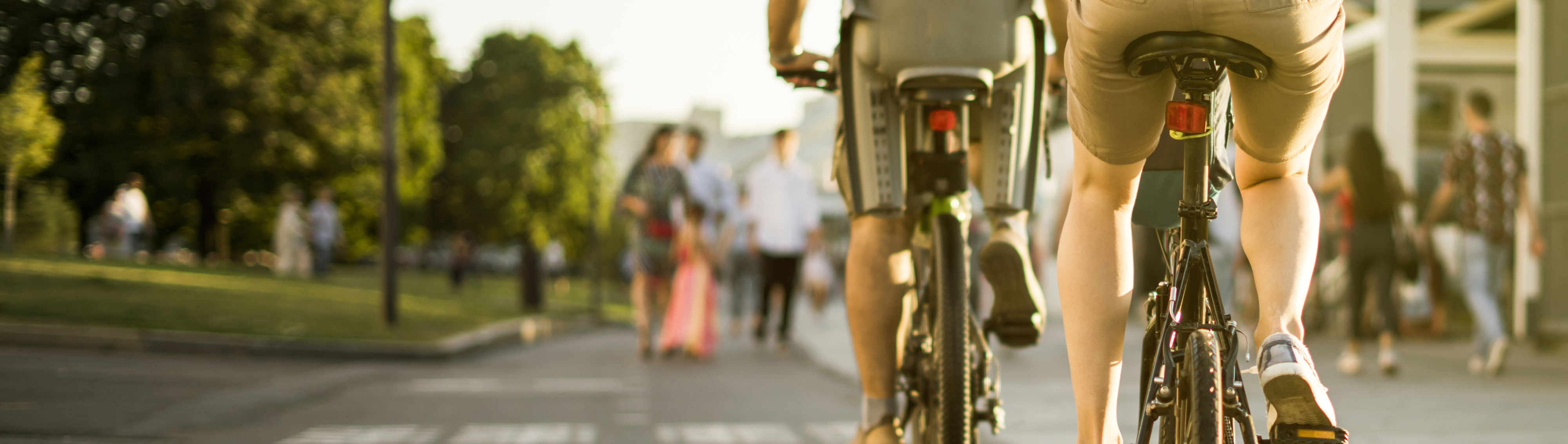 Familie unternimmt einen Ausflug mit dem Fahrrad