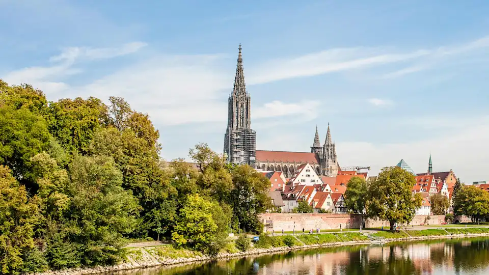 Dorf mit Stadtmauer und Kirche an einem Fluss in Baden-Württemberg