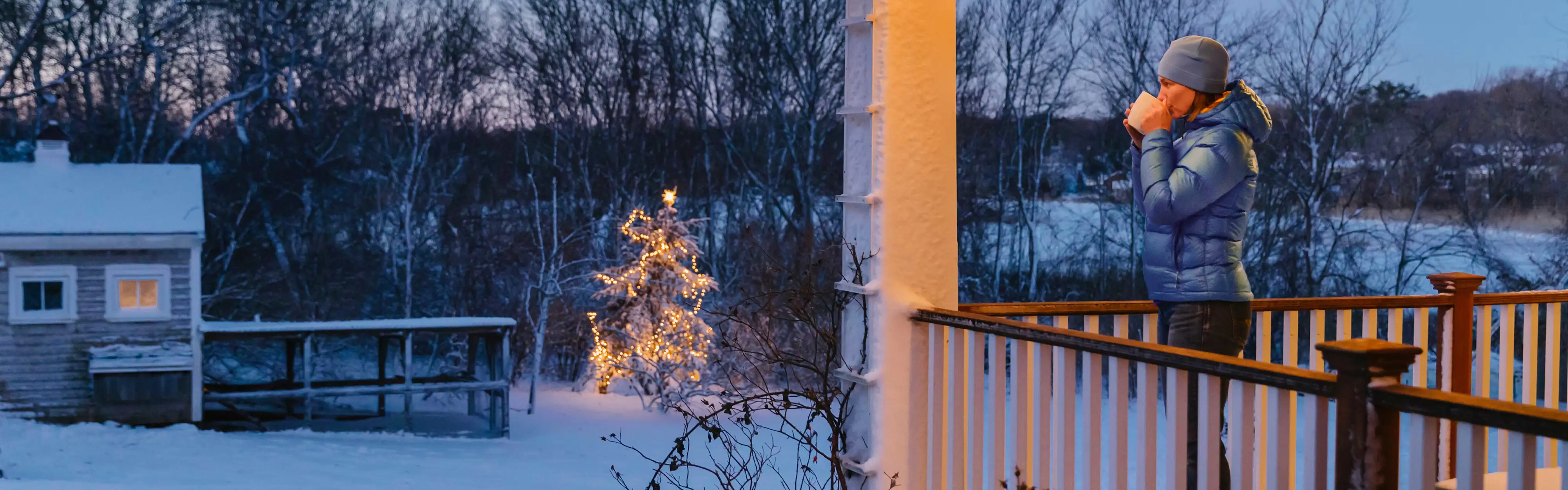 EnBW Frau Terrasse Schnee Tee Abend