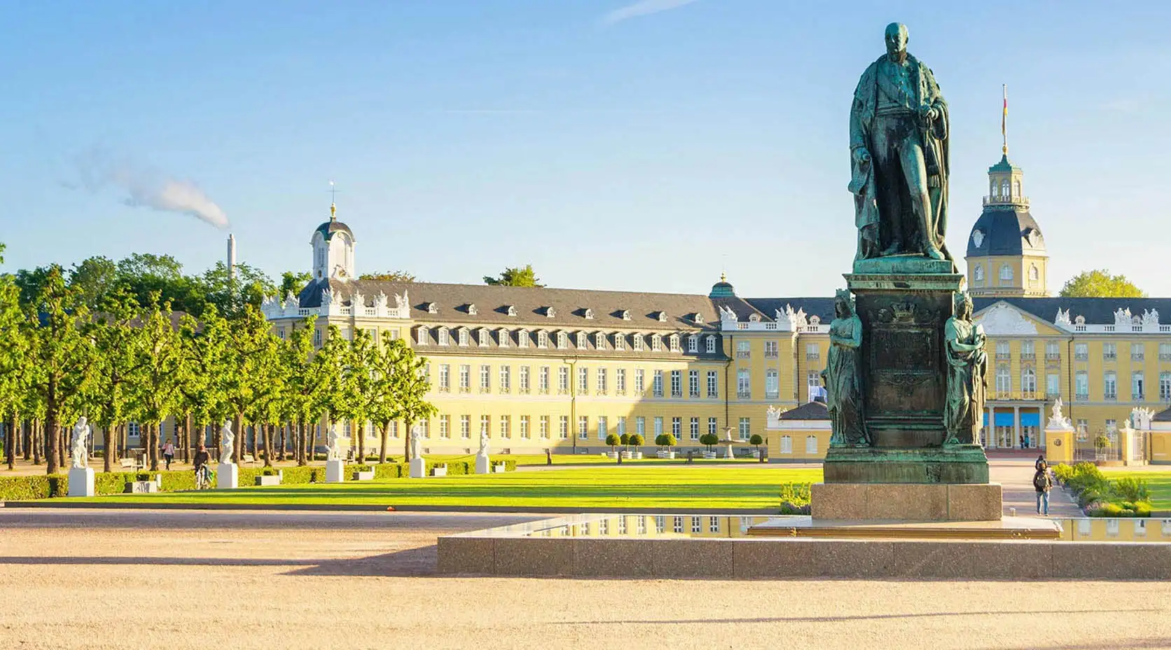 Schloss in Karlsruhe mit Statue im Vordergrund