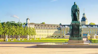Schloss in Karlsruhe mit Statue im Vordergrund