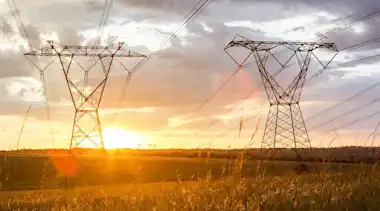 Strommast bei Sonnenaufgang