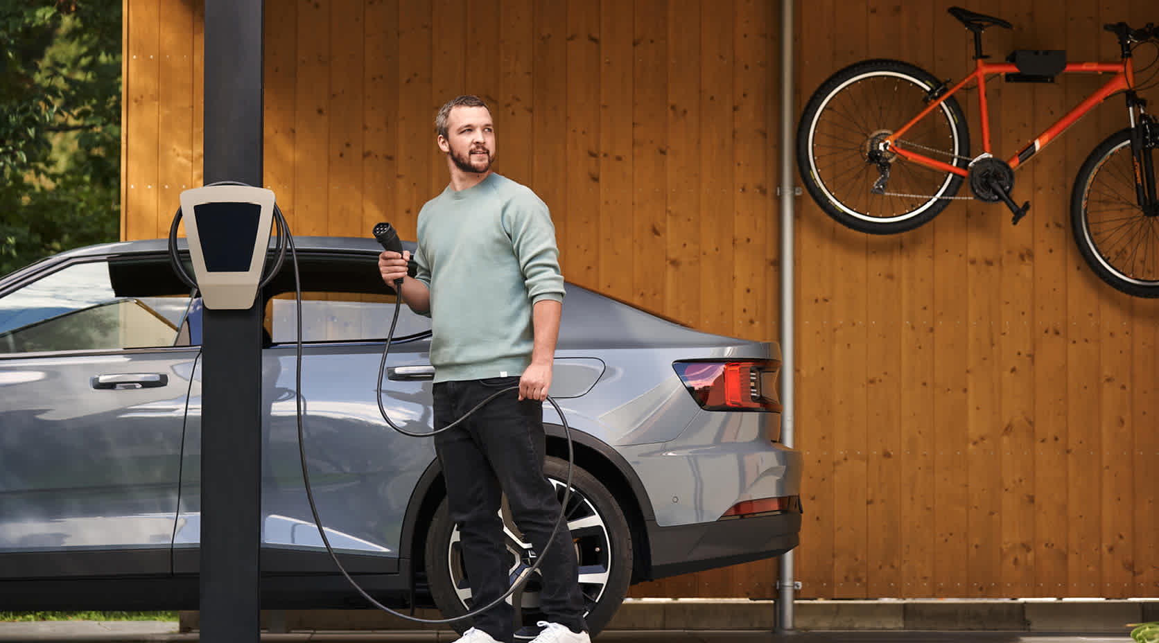 Mann lädt Auto an heimischer Wallbox