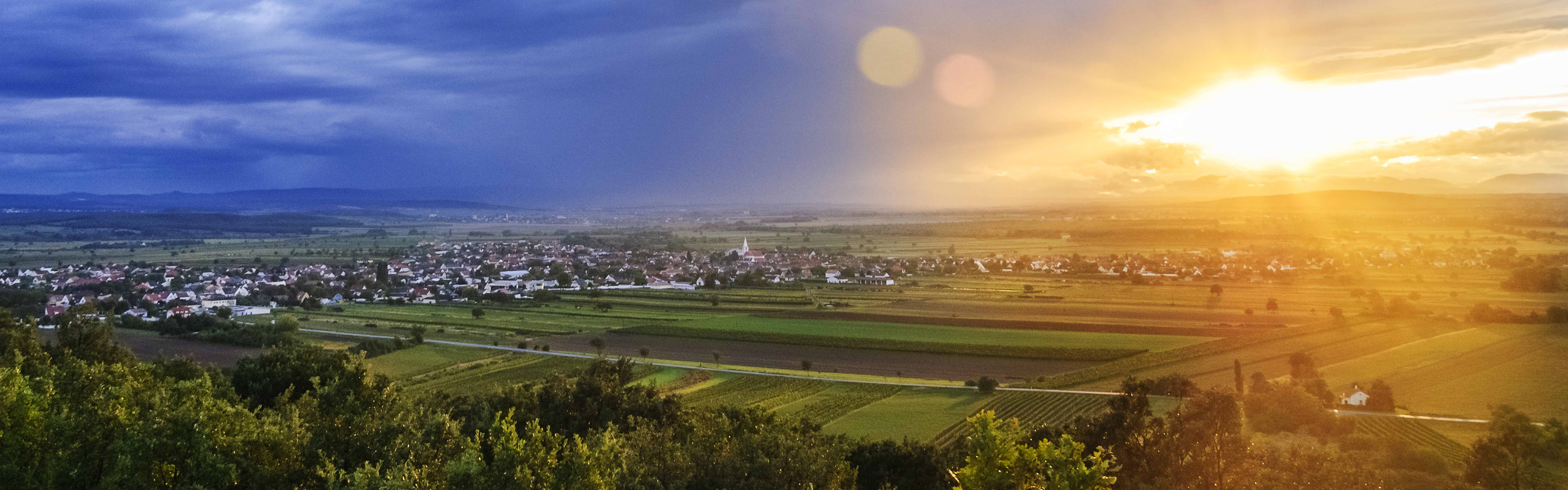 Sturmwolken und Sonne über einer Gemeinde im Burgenland
