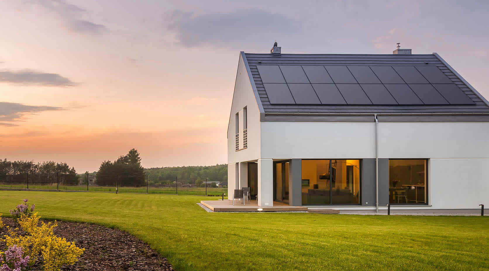 Solardach auf Haus in grüner Landschaft