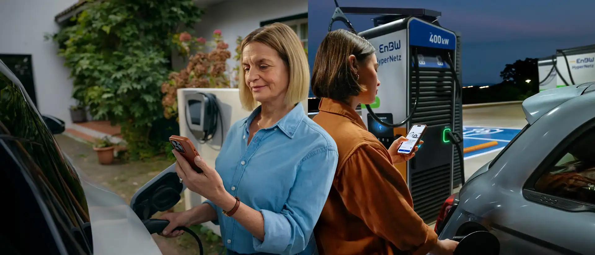 Zwei Frauen laden ihr Auto zuhause und unterwegs und prüfen den Ladevorgang in der EnBW mobility+ App auf ihrem Smartphone