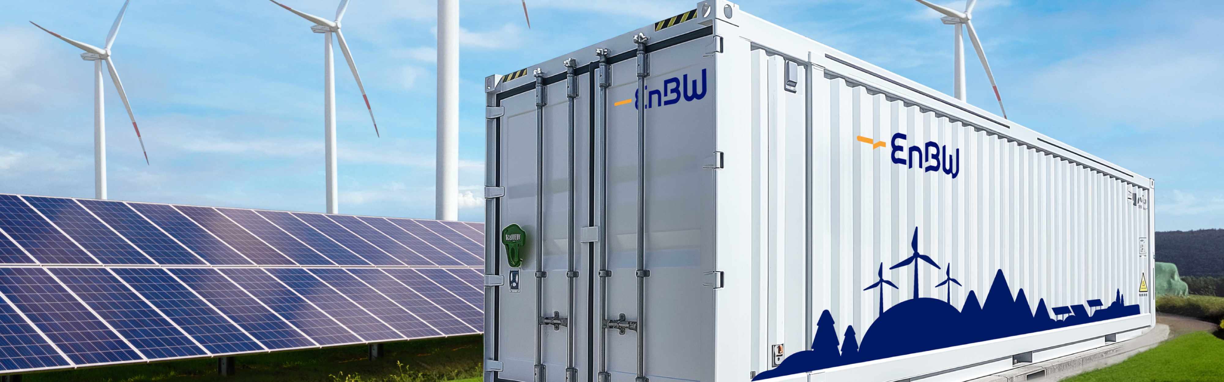 Solarpark und Container Batteriespeicher mit EnBW Werbung