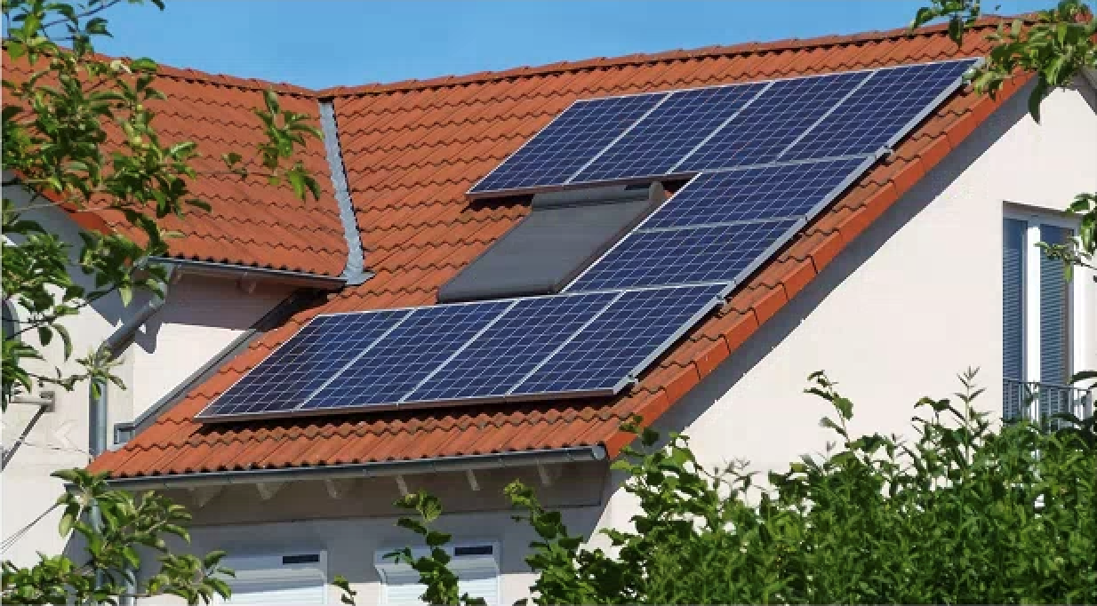 Hausdach mit Solarpanelen