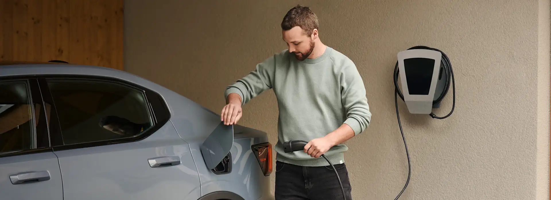 Mann lädt E-Auto an der EnBW-Wallbox