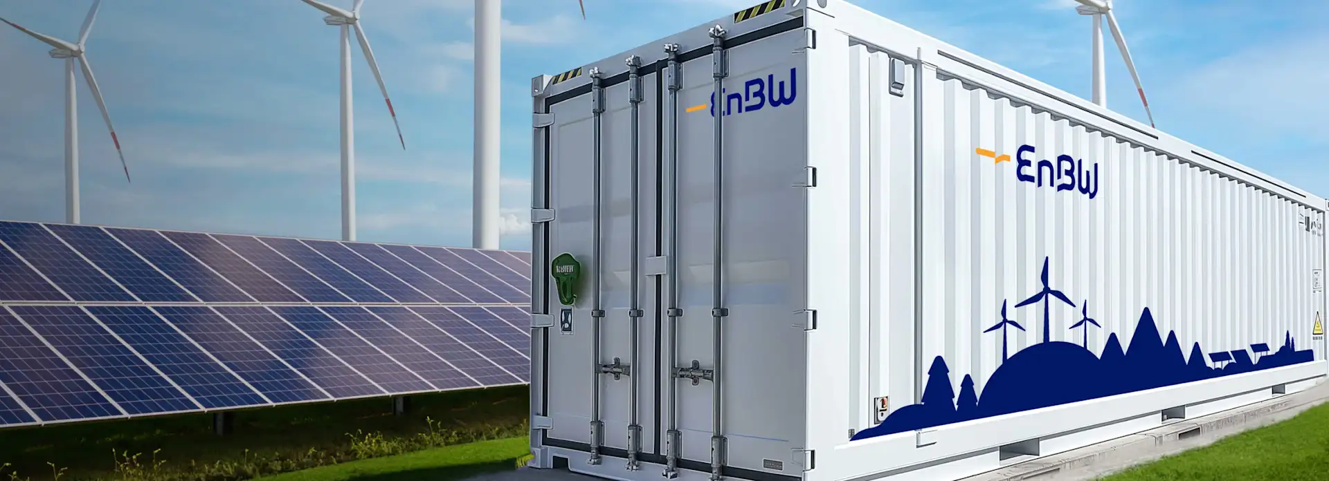 EnBW Container Batteriespeicher; Solarpark mit Solarpanel und Windräder im Hintergrund