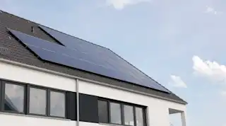 Dach eines Einfamilienhauses mit Solaranlage