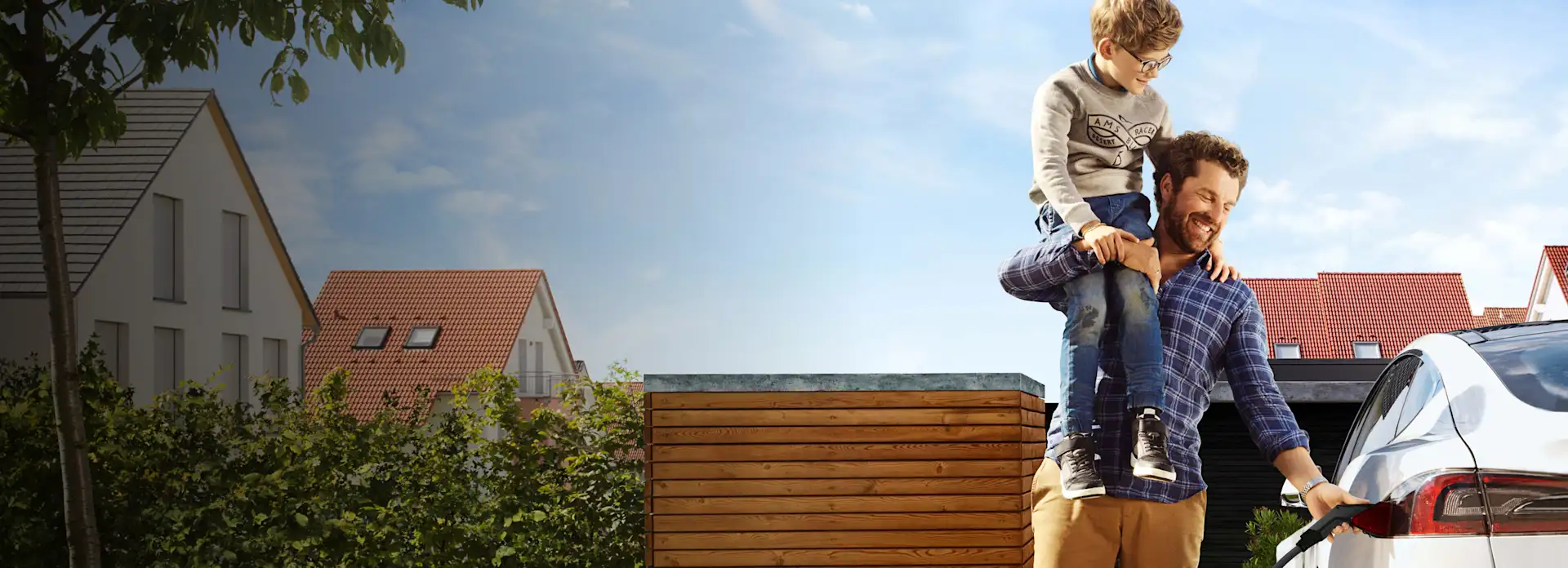 Mann und Sohn laden E-Auto zu Hause mit EnBW Ladestrom Pro