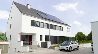 Einfamilienhaus mit Solaranlage und E-Auto