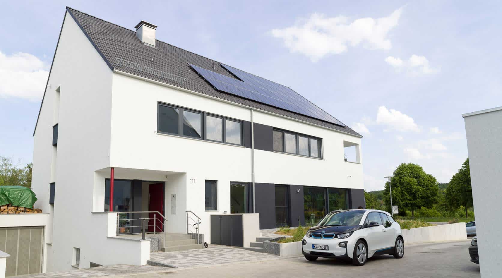 Einfamilienhaus mit Solaranlage und E-Auto