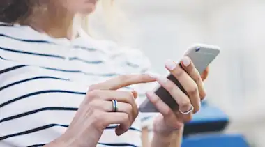 Frau liest EnBW Blogbeitrag auf Smartphone