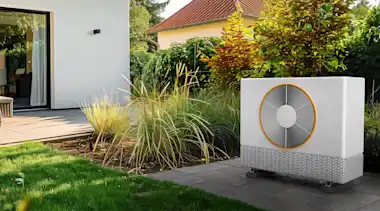 Wärmepumpe vor dem Haus