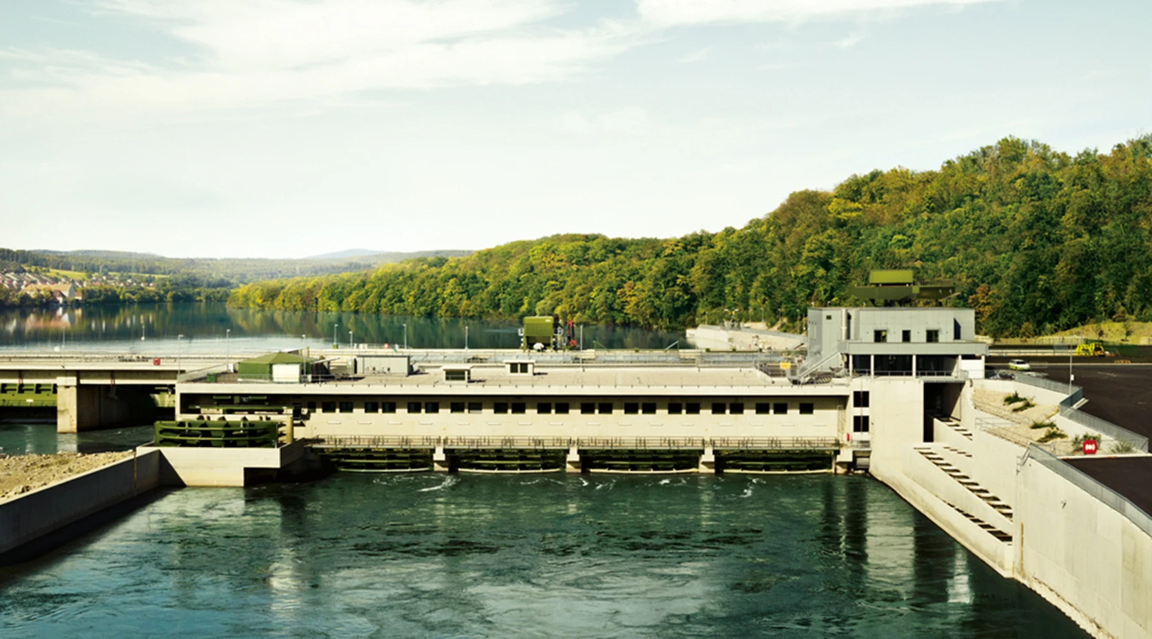 Wasserkraftwerk auf Fluss produziert Ökostrom