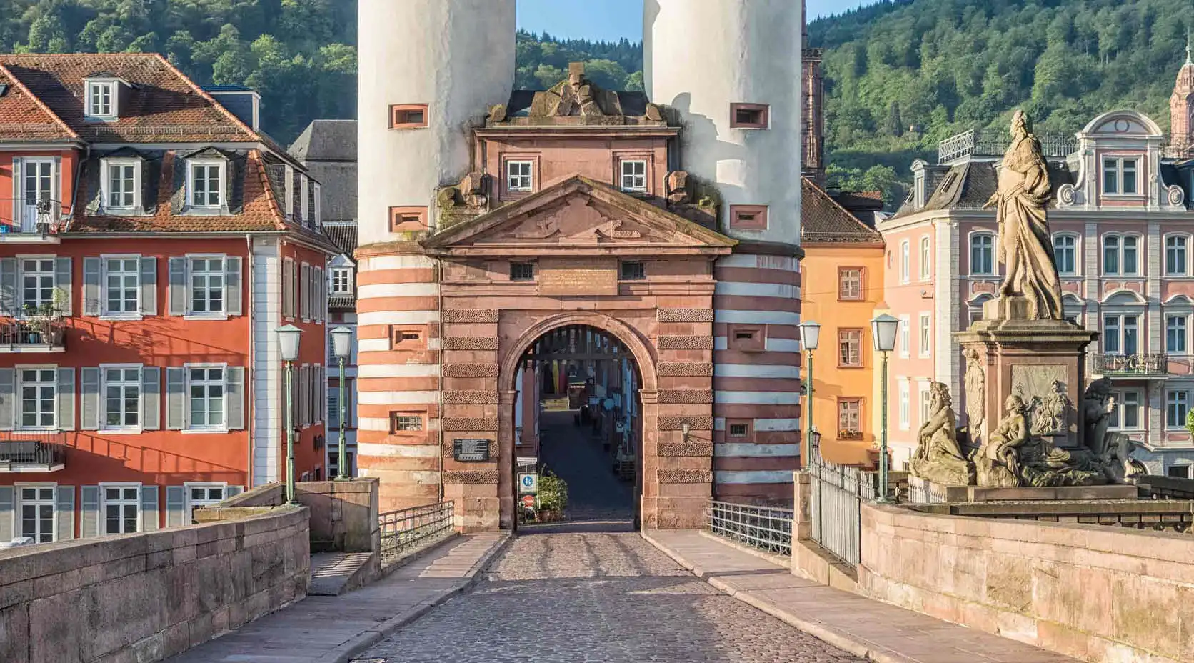 Stadt Heidelberg Tor zur Altstadt mit Statue im Vordergrund