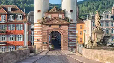 Stadt Heidelberg Tor zur Altstadt mit Statue im Vordergrund